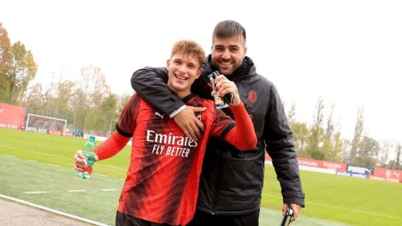 David Rodríguez con uno de sus jugadores.