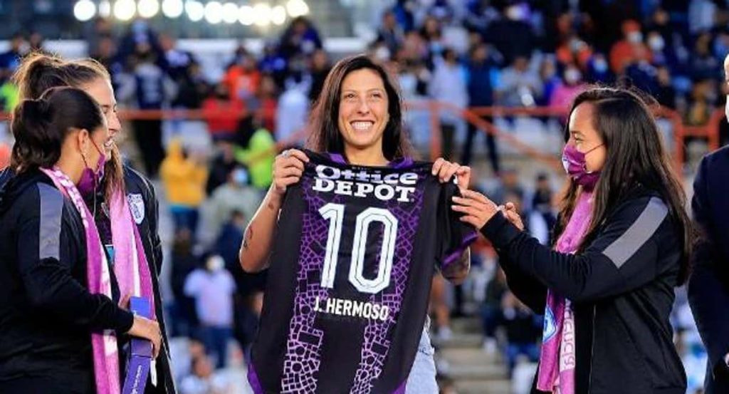 Jenni Hermoso a su regreso a Pachuca tras ser campeona del mundo.