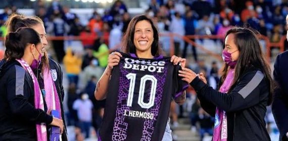 Jenni Hermoso a su regreso a Pachuca tras ser campeona del mundo.