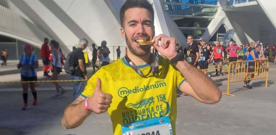 Con la medalla tras cruzar la meta.