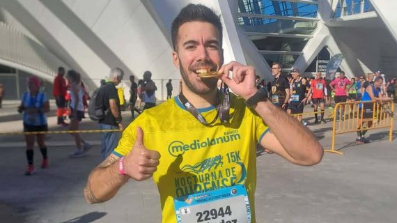 Con la medalla tras cruzar la meta.