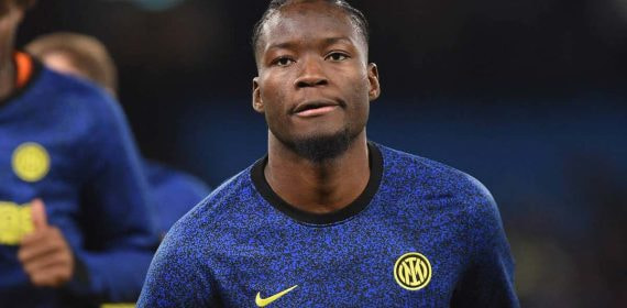 Lucien Agoumé, antes de un partido del Inter.