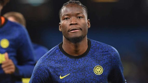 Lucien Agoumé, antes de un partido del Inter.