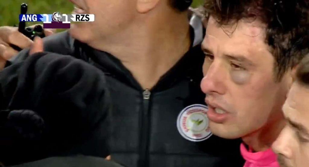 Halil Umut Meler, colegiado del partido, visiblemente agredido.