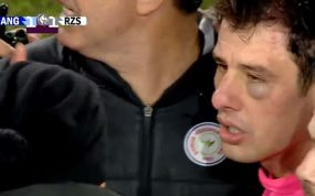 Halil Umut Meler, colegiado del partido, visiblemente agredido.