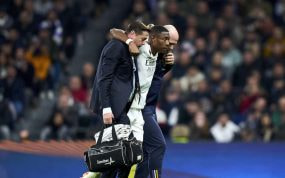 David Alaba se retira lesionado del campo.