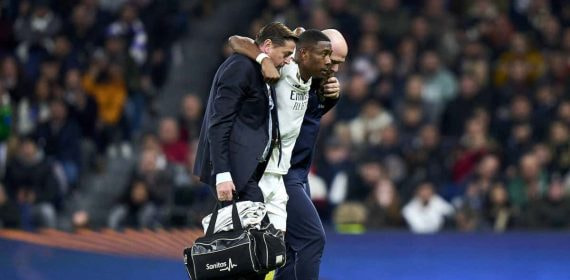 David Alaba se retira lesionado del campo.