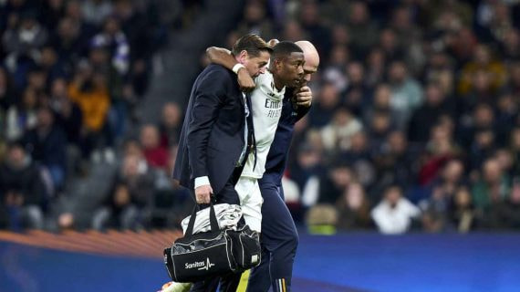 David Alaba se retira lesionado del campo.