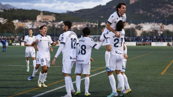 Los jugadores de la Real celebran el gol de la victoria y de la clasificación.