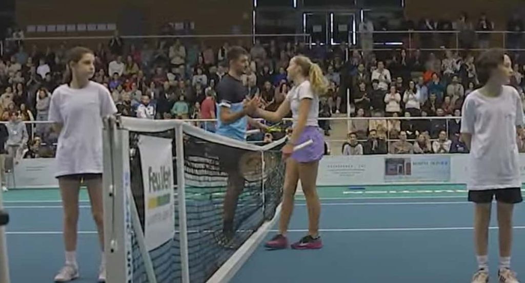 La nº57 de la WTA cae con el 1.145 de la ATP en el partido más bizarro: «Es la primera vez que pierdo y me dan el trofeo»