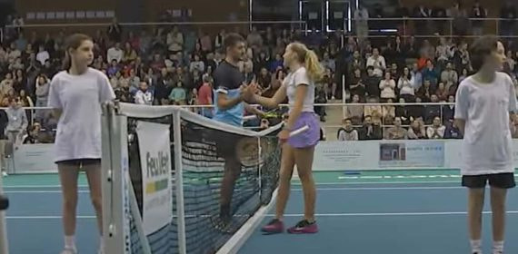 La nº57 de la WTA cae con el 1.145 de la ATP en el partido más bizarro: «Es la primera vez que pierdo y me dan el trofeo»