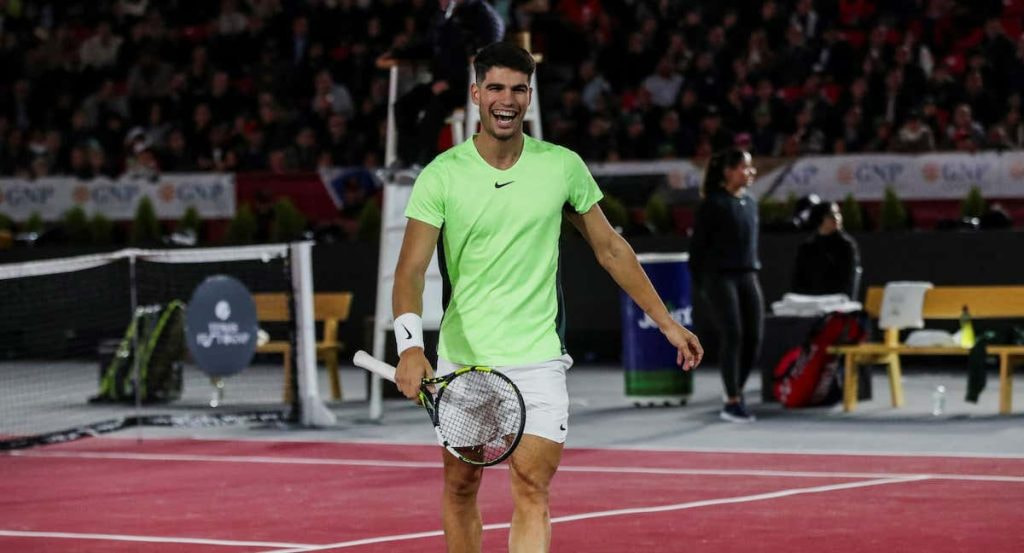 Carlos Alcaraz durante un partido de exhibición.
