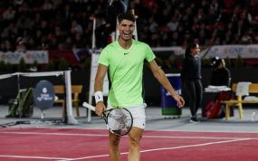 Carlos Alcaraz durante un partido de exhibición.