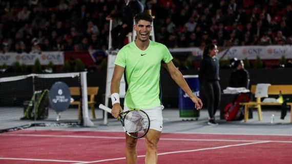 Carlos Alcaraz durante un partido de exhibición.