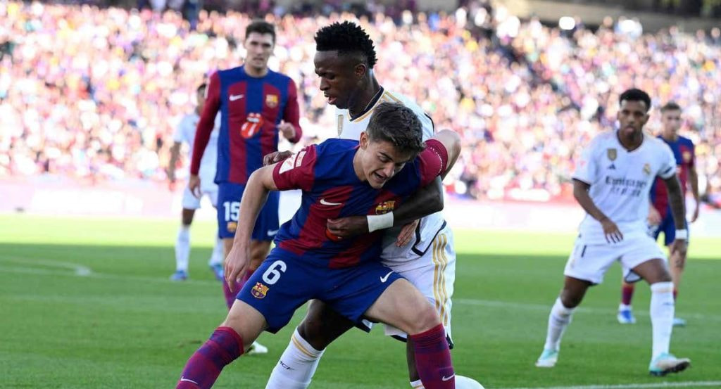 Vinicius y Gavi pugnan por un balón en el último Barcelona - Madrid.