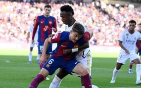 Vinicius y Gavi pugnan por un balón en el último Barcelona - Madrid.