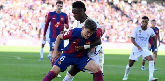 Vinicius y Gavi pugnan por un balón en el último Barcelona - Madrid.
