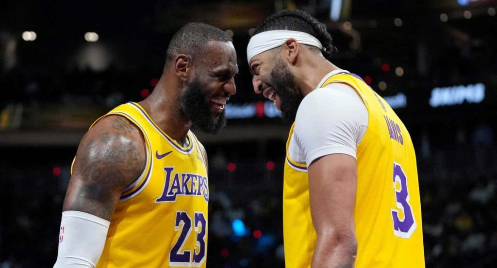 LeBron James y Anthony Davis celebran una victoria.