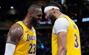 LeBron James y Anthony Davis celebran una victoria.