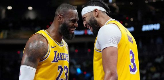 LeBron James y Anthony Davis celebran una victoria.