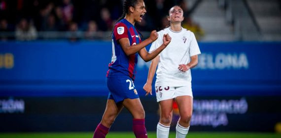 Esmee Brugts celebrando un gol con el Barça.