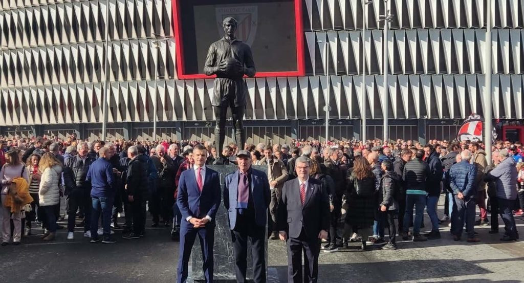 Uriarte, Iribar y Aburto posan junto a la estatua de la leyenda rojiblanca.
