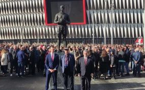 Uriarte, Iribar y Aburto posan junto a la estatua de la leyenda rojiblanca.