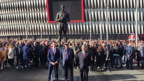 Uriarte, Iribar y Aburto posan junto a la estatua de la leyenda rojiblanca.