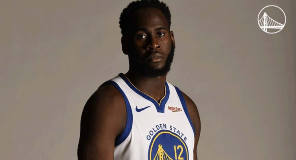 Garuba posa con la camiseta de los Warriors.