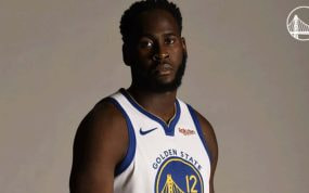 Garuba posa con la camiseta de los Warriors.