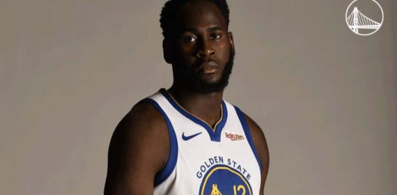 Garuba posa con la camiseta de los Warriors.