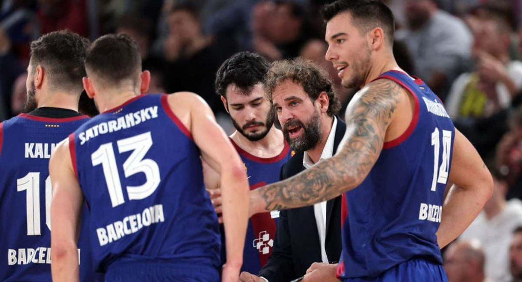 Roger Grimau dando instrucciones a sus jugadores.