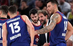 Roger Grimau dando instrucciones a sus jugadores.