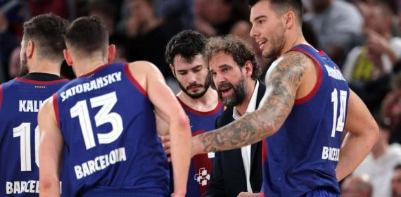 Roger Grimau dando instrucciones a sus jugadores.