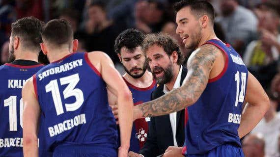 Roger Grimau dando instrucciones a sus jugadores.