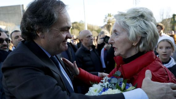 Jokin Aperribay y María Azkarate, la ama de Aitor Zabaleta, se abrazan en un momento del homenaje al aficionado asesinado.