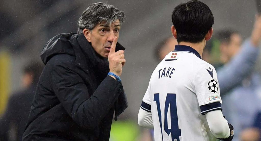 Imanol Alguacil realiza una indicación a Take Kubo.