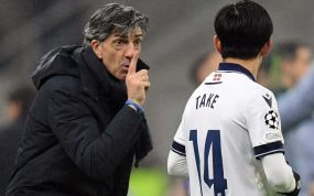 Imanol Alguacil realiza una indicación a Take Kubo.