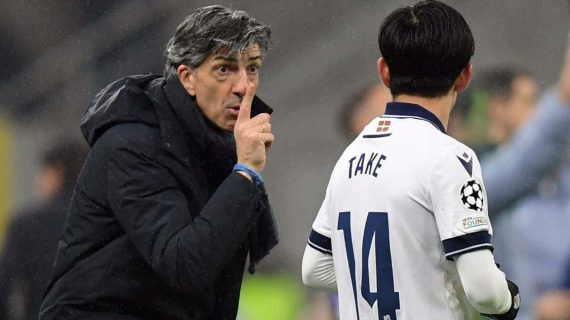 Imanol Alguacil realiza una indicación a Take Kubo.