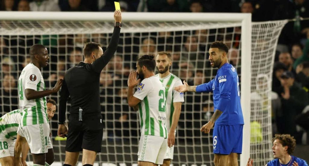 El colegiado Srdjan Jovanovic amonesta a Isco.
