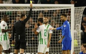 El colegiado Srdjan Jovanovic amonesta a Isco.