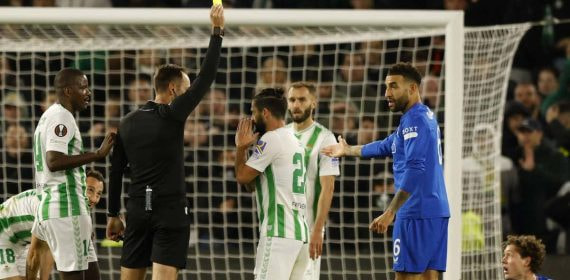 El colegiado Srdjan Jovanovic amonesta a Isco.