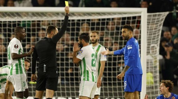 El colegiado Srdjan Jovanovic amonesta a Isco.