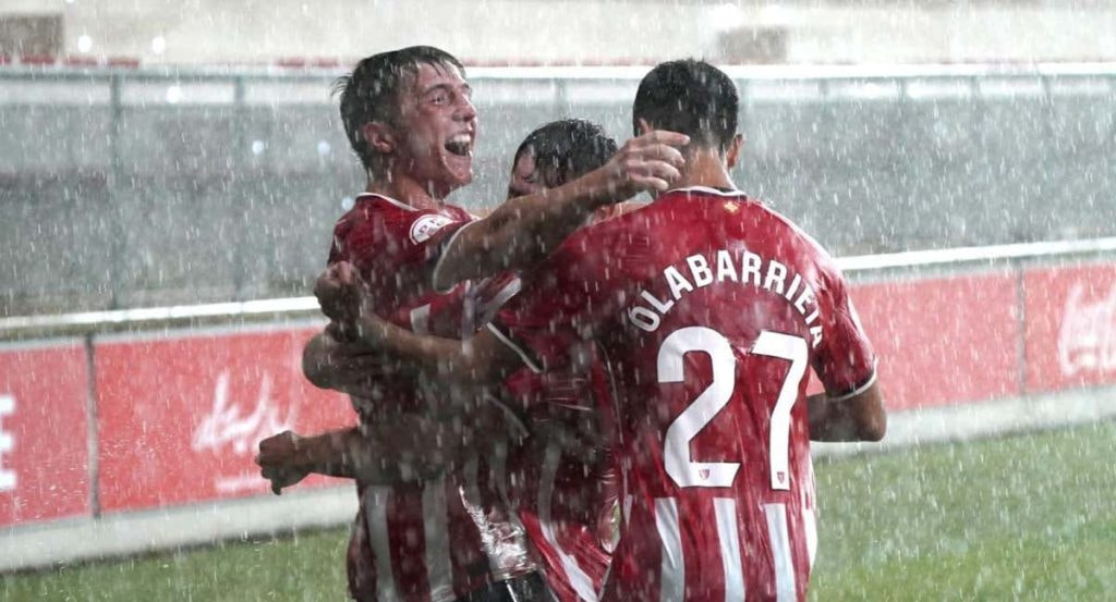 Jauregizar y Olabarrieta celebran un gol del primero en un choque con el filial.
