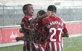 Jauregizar y Olabarrieta celebran un gol del primero en un choque con el filial.