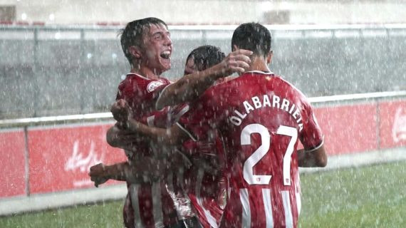 Jauregizar y Olabarrieta celebran un gol del primero en un choque con el filial.