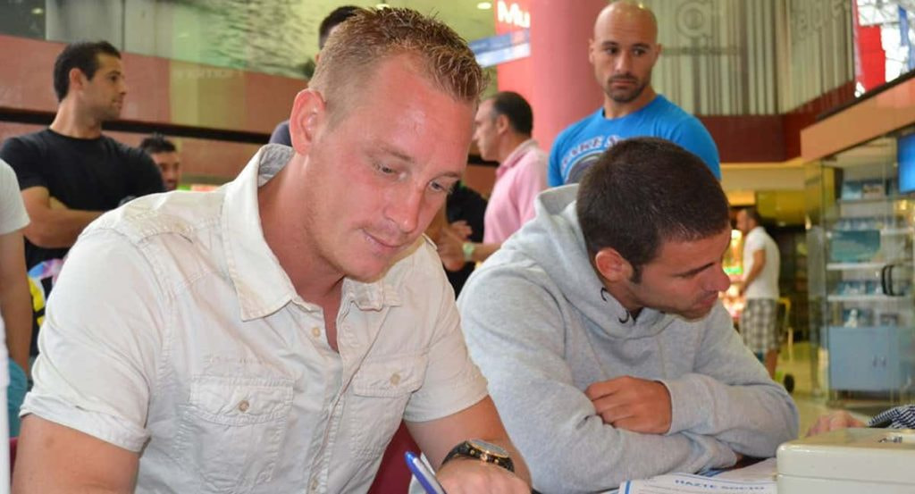 Jeffrey Hoogervorst, durante un acto de firmas del Real Avilés.