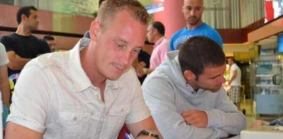 Jeffrey Hoogervorst, durante un acto de firmas del Real Avilés.