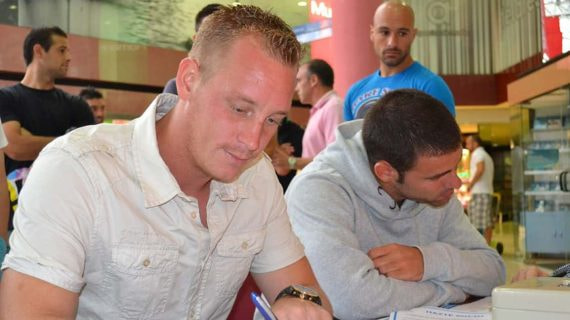Jeffrey Hoogervorst, durante un acto de firmas del Real Avilés.