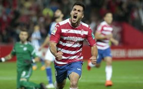 Joselu Moreno celebra un gol con el Granada en la temporada 2017/18.
